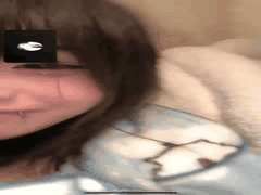 异地女友视频自慰狂欢！快递自慰器玩骚穴喷白浆，掰开阴唇喊老公想大鸡巴