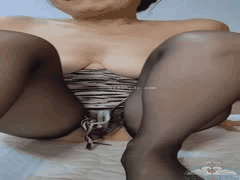 豹纹黑丝诱惑：美乳少妇家中按摩棒自慰高潮