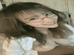 小妲己眼镜骚女蜜汁诱惑：露奶道具自慰喷水高潮