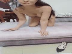 风韵人妻大尺度自慰放尿：饥渴眼神诱惑，用玩具玩弄骚穴