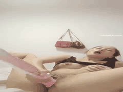 风韵人妻极品自慰放尿秀：饥渴眼神诱惑玩弄骚穴