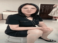 眼镜熟女丝袜自慰诱惑！丰满大奶蝴蝶逼反差婊太撩人