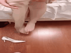 黄袍丝袜高跟诱惑：假阳具难解饥渴，内心渴望真枪实弹塞满