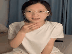 国内眼镜反差婊主播Cassie巨乳自慰直播诱惑