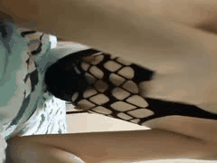 骨感熟女白色开档丝袜自慰诱惑：手指玩弄还是大肉棒更带劲？