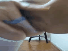 骨感苗条熟女白色开档丝袜自慰诱惑：扭腰骚劲十足，手指还是大肉棒更爽？