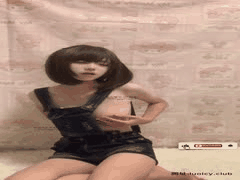 短发萌妹露脸福利姬牛仔背带裤诱惑自慰