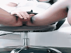 上班偷偷塞跳蛋，忍耐刺激差点叫出声！