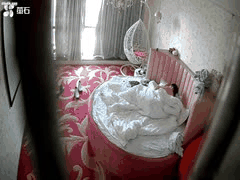 偷拍大学生情侣酒店开房！大奶JK女友窗边露出+各种姿势狂欢