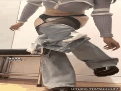 试衣间偷欢：吊带黑丝情场高手，外面人声鼎沸帘内激情四射