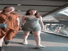 清纯女星蒋梦婕超短裙偷拍曝光！白色蕾丝内裤若隐若现，七百万粉丝福利