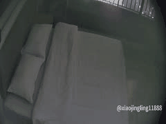 酒店监控实拍：花臂纹身男与极品白内裤美少女激情缠绵，蜜桃臀狂拍高潮欲罢不能