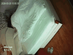 酒店偷拍中年人妻偷情，被男人当宝贝宠着伺候