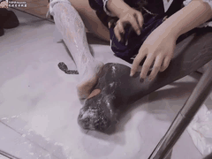 Lolita少女黑白丝袜双煞诱惑_模拟足交撸管玩酸奶