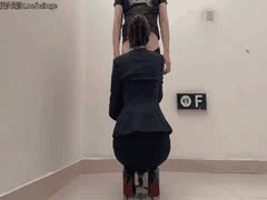 大奶御姐房产销售为签单楼道口爆：白虎小穴服务客户肉棒，射满丰满奶子！