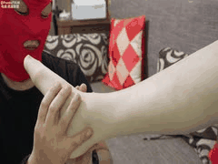 按摩师黑丝美脚诱惑：隔裆足交把玩激情