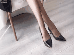 优雅御姐黑丝玉足诱惑：踩踏足交激情啪啪