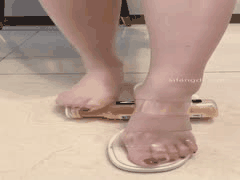 郁小月抖音丝袜足控诱惑：性感高跟足部展示