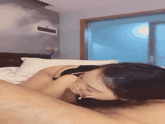 良家少妇丝袜足部诱惑：极品巨臀的致命摇曳