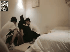 两对绿帽夫妻激情4P交换！淫妻边被干边口我，他妻揉奶被我亲摸