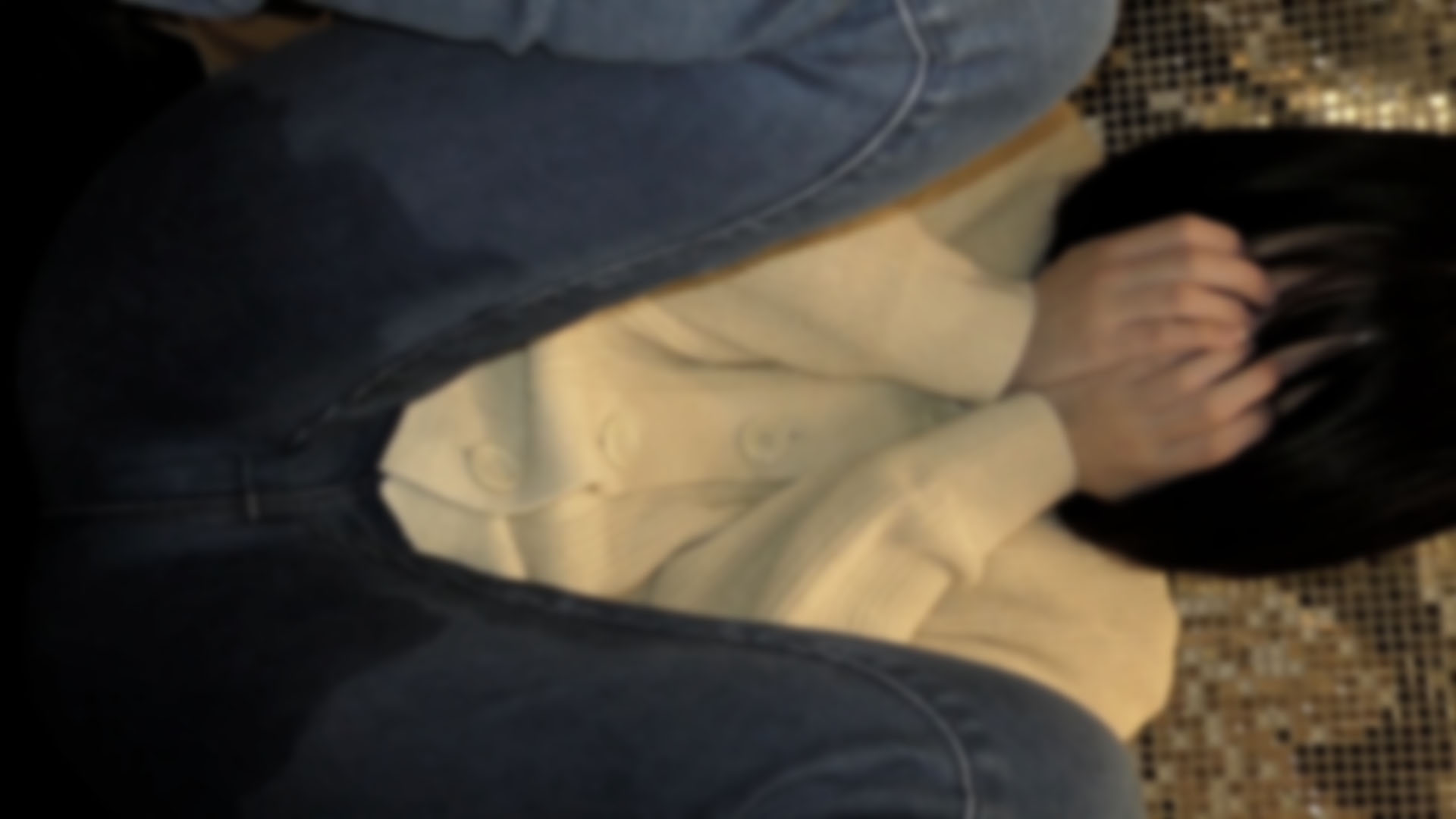 FC2-4210492【】の原因になった1つの動画。みおちゃん。公然で我慢できずに大量潮吹き。2回目の挿入に悶