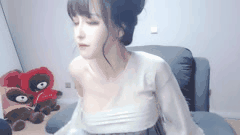 st站 荣宝宝 神仙颜值！美如画的美人儿下海，奶头超敏感 刚玩乳夹 奶头就翘起来，自慰的表情真的太骚了2