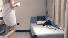 情趣内衣 艳舞 多姿势 极品巨骚 一字马 白虎【你的艳舞女郎】极品骚货，换上黑丝兔女郎情趣内衣先来一曲艳舞挑逗，在大哥面前脱衣跳舞，一起互动在老哥身上扭动直接脱掉衣服接吻亲胸摸逼无毛白虎一字马 多个姿势爆操小妹尤其抬起单腿操的时候 太爽了老哥体力爆好操的小妹逼受不了