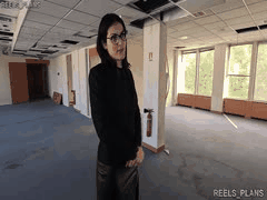 Laure Zecchi：欧美眼镜御姐制服高跟鞋诱惑，站姿口交后入狂野高潮