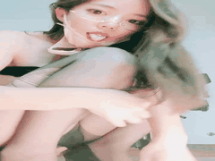 眼镜御姐新人下海变身骚母狗_黑丝美腿直怼镜头扣穴狂喷白浆_欲火焚身让人忍不住冲动