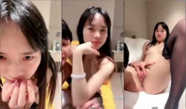 酒店里面和年轻长发女友玩穴，白虎嫩逼蝴蝶逼舌头挑逗无套打桩机