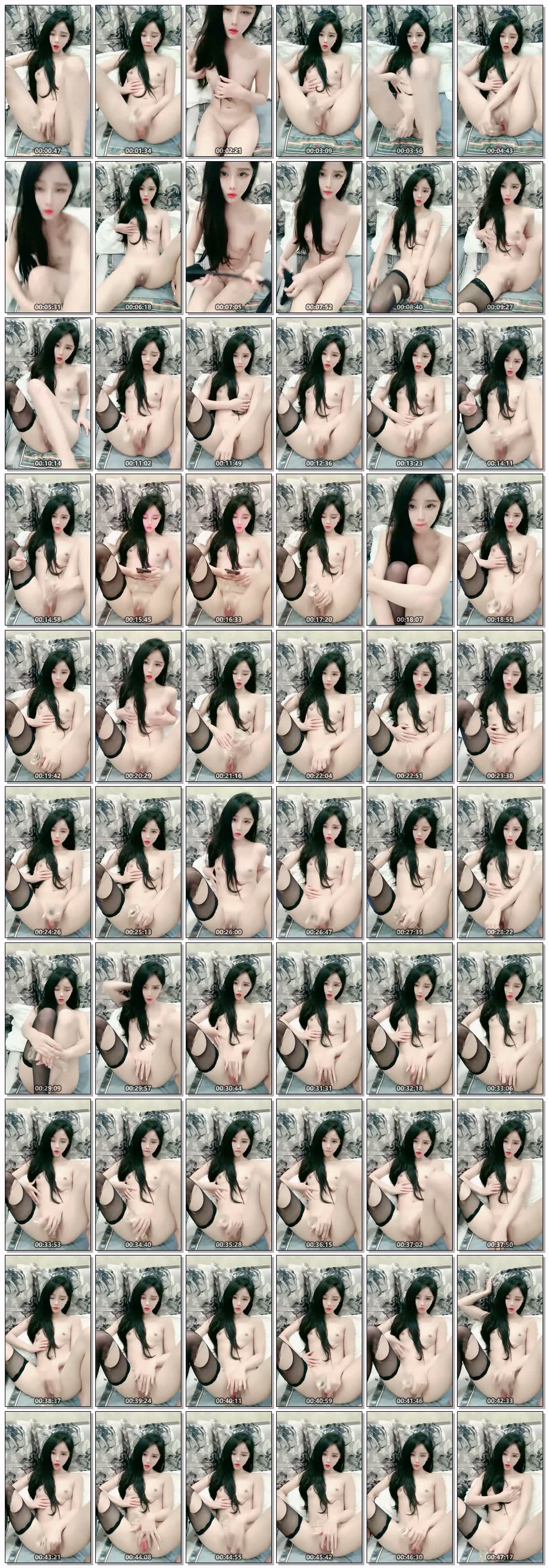 极品网红美女【莫妮卡】全裸自慰，水晶假屌爆插无毛骚穴，低低呻吟浪叫，快速磨蹭水声哗哗